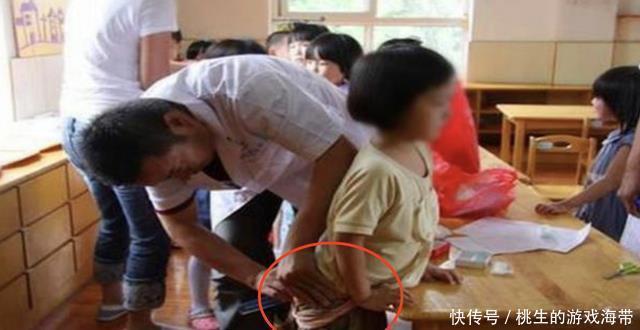 孩子|4岁女儿放学回家,紧扯裤子说“不能尿尿”,脱下裤子妈妈气哭了
