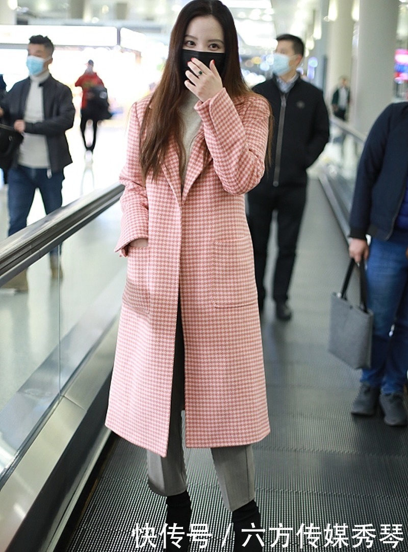 粉红|张萌成穿衣榜样,粉红格纹大衣清新甜美,蓝灰色派克大衣保暖帅气