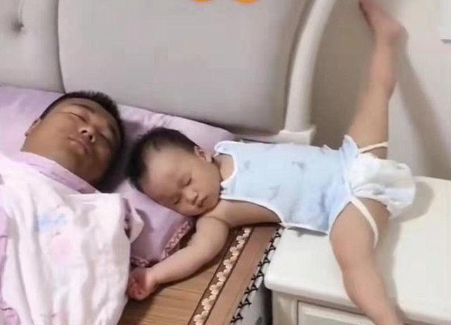 孩子|爸爸“挡雨”方式走红,看到照片后,网友:果真是最不靠谱的父亲