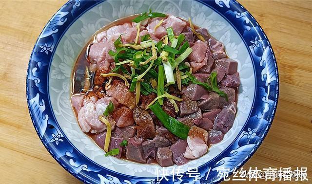 一日三餐|猪肝和瘦肉一起这样做出来，成菜香辣可口，营养好吃，下饭又下酒
