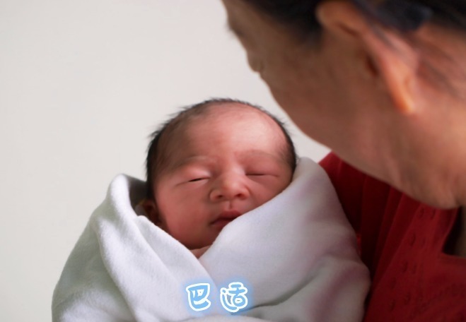 胎脂|新生儿回家后“审视”周围环境，随后眯着眼睛笑可以享福了！