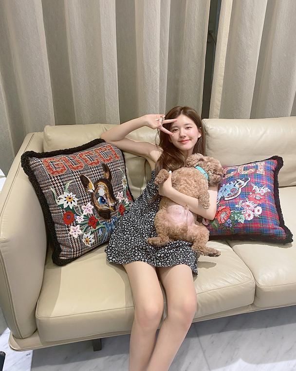 赵露思深夜炫腿,却被窗帘后的"人影"意外抢镜,网友瞬间炸锅了