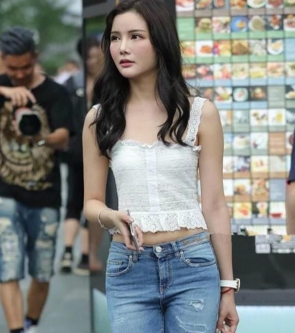 打底裤小姐姐，时尚而又不失高雅，给人一种青春活力气息