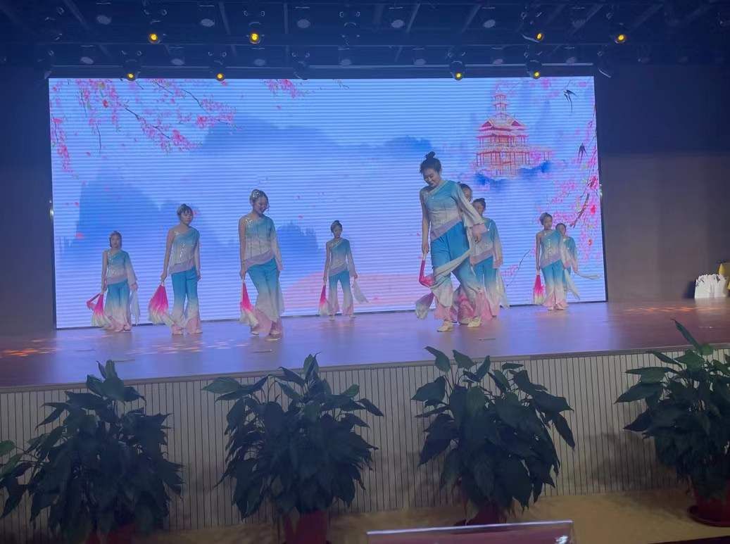 万泉河水清又清$临沂第十二中学育新校区举行第二届银杏文化艺术节暨元旦联欢会