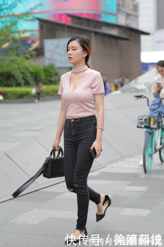 街拍|美女街拍小姐姐破洞牛仔裤的穿搭,美女整个充满休闲个性的气息