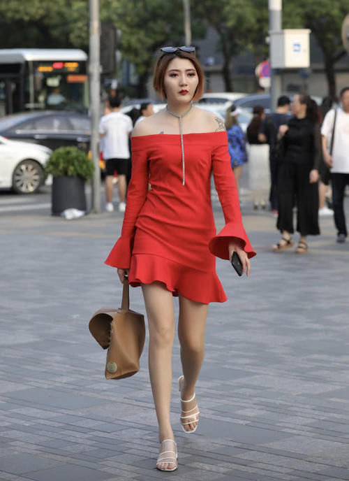 身穿|街拍小姐姐气质脱俗身材苗条,身穿一字肩连衣裙,街头靓女就是她了