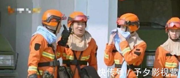 周冬雨黃子韜錄綜藝體驗(yàn)消防員,17秒穿越火堆,眉毛瞬間被燒焦