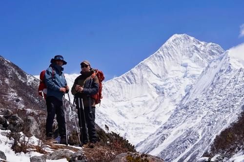 油菜花|如何以最近的距离与贡嘎雪山相遇？