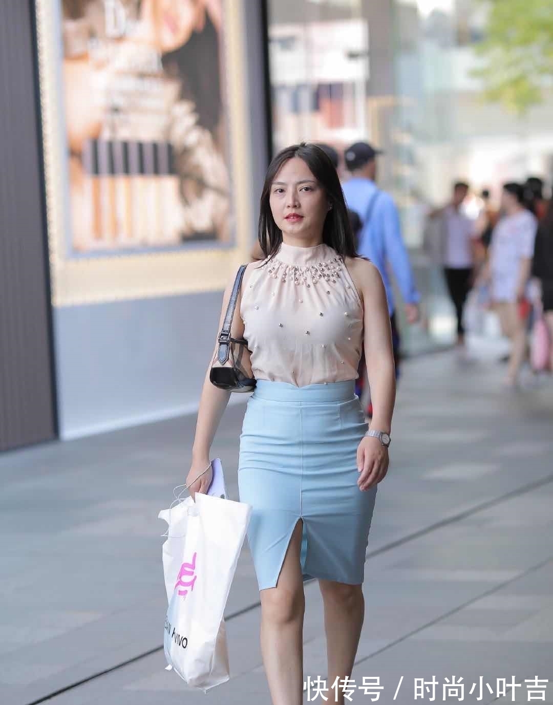 T恤 丝绸无袖T恤,搭配蓝色裙子,瞬间变得时尚感十足