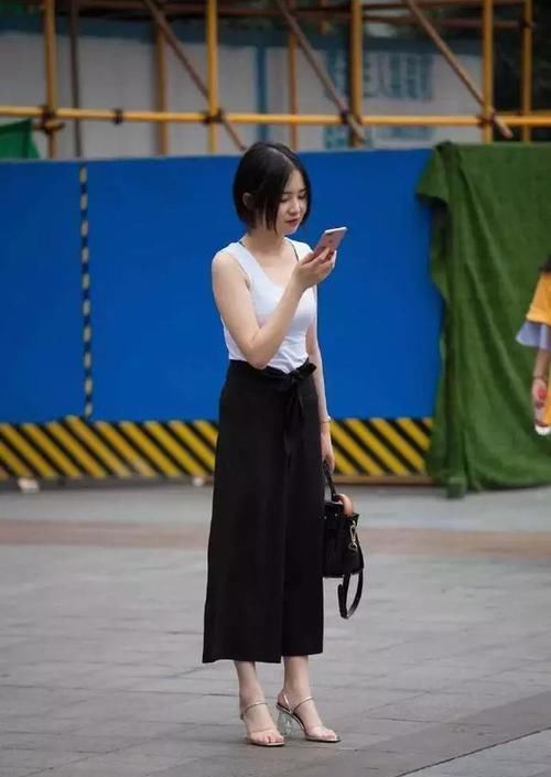 短款|街拍小姐姐半袖上衣搭配黑色的短款下装,非常时尚具有美感