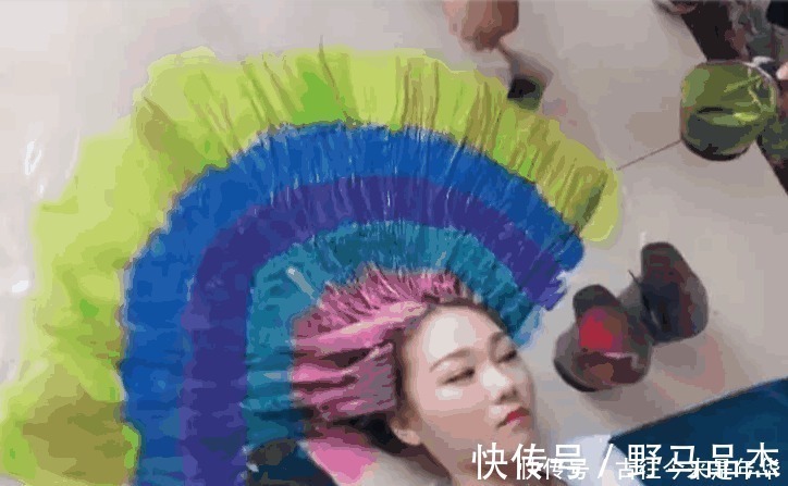 菲菲|理发师用“绝活”给美女染发, 过程很奇葩,效果却出奇的好