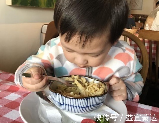 调味料|刚过1岁的孩子能不能吃大人饭?6项建议家长要知晓,吃对不伤身
