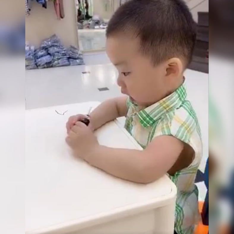 小男孩儿|姐姐喂弟弟“强制性”喝药,弟弟惊恐的眼神笑翻网友一物降一物