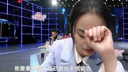 关睿怡指出了选手敢怒不敢言的问题，薛兆丰却当场甩锅，太尴尬了