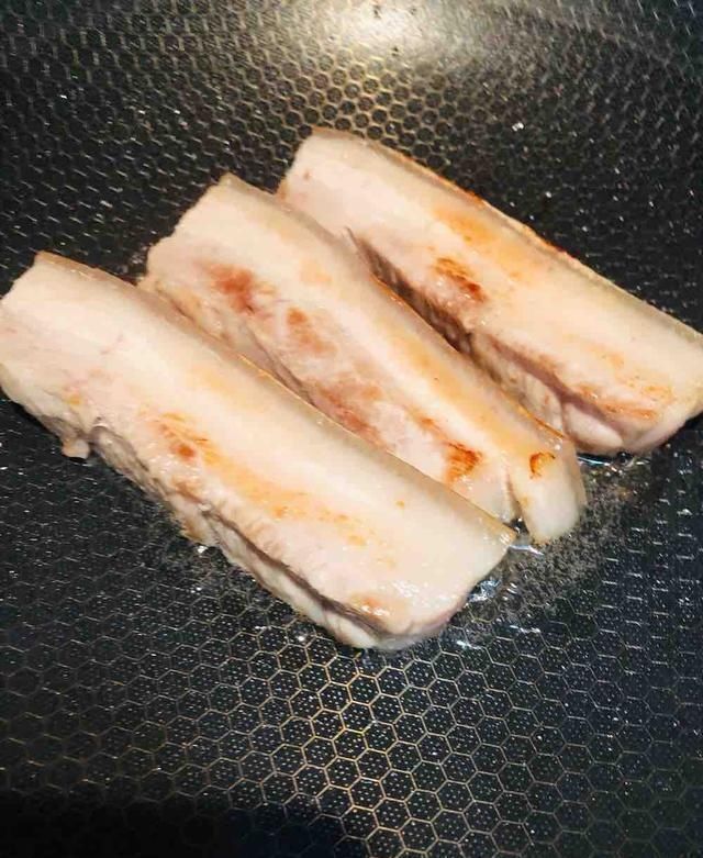 吃起来|从冰箱拿出的冻肉，千万别加水泡，教你一妙招，吃起来跟鲜肉一样