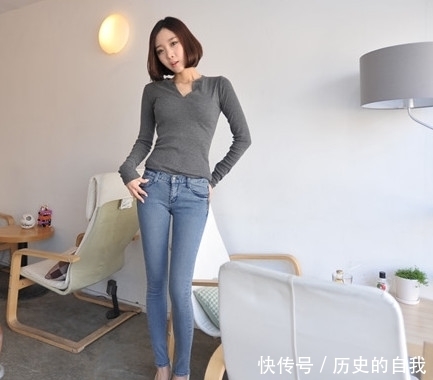 紧身牛仔裤美女：展现女性的青春活力，牛仔裤是首搭之选