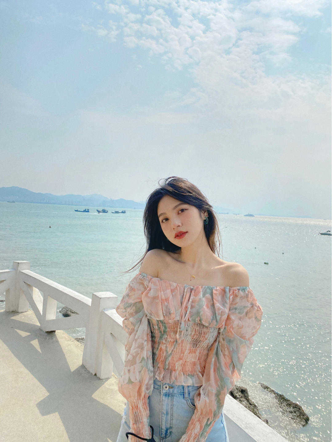 海滩|夏季，去海滩怎么穿才时髦？穿一字肩+牛仔裤高级优雅，清爽大气