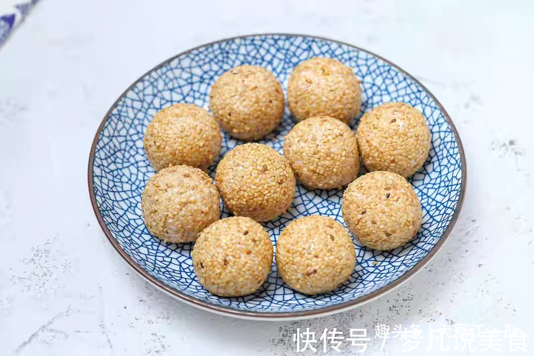 想吃麻团别去买,面点师教你在家做,个个酥脆圆鼓鼓,看得流口水