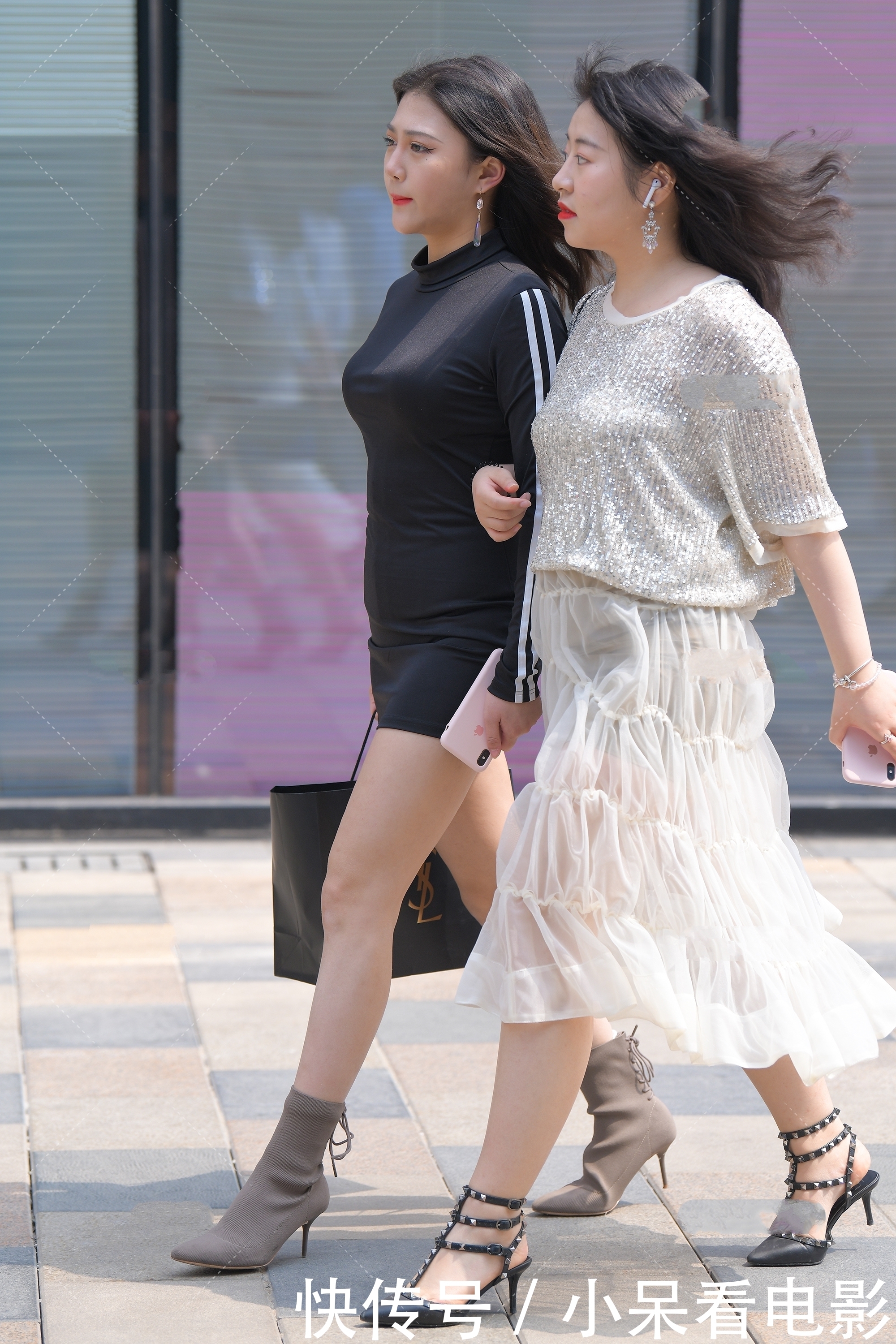 修身连衣裙精致十足,搭配灰色高跟靴,尽显小