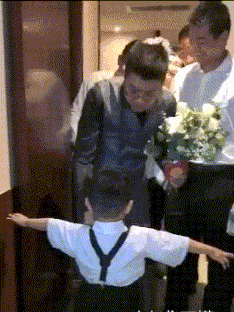 |搞笑GIF：不同年龄女人走路的区别