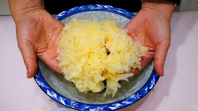 银耳别只炒着吃，加2个鸡蛋教你新吃法，8分钟上桌，待客也有面子