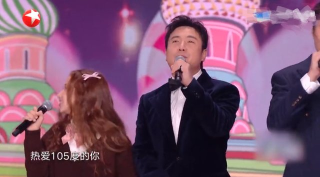 6台跨年名场面：主持人翻车、唱歌跑调，周深邓丽君跨时空同台