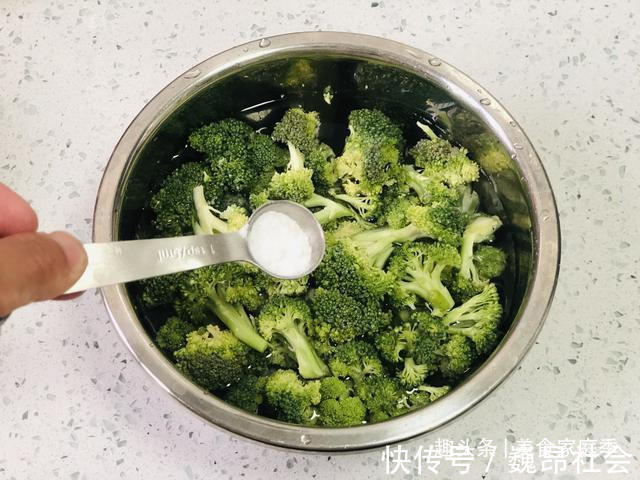 小米椒|凉拌西兰花用不用焯水十个人九个错,难怪西兰花营养流失不好吃