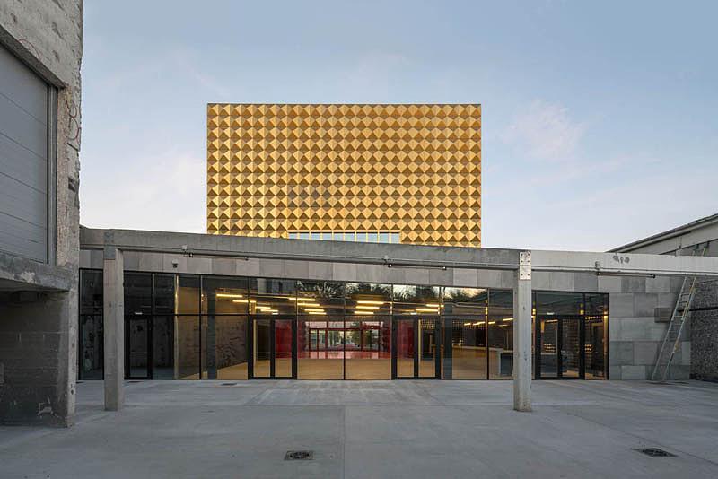 挑战|摇滚博物馆挑战地心引力、布满金色饰钉的建筑设计