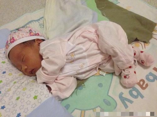 新生儿|新生儿出生7天哭闹不停,宝妈掀开衣服一看,是婆婆动了“手脚”