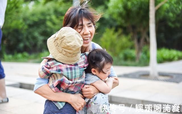 小家伙|孩子坦言更爱奶奶,邻居一再追问原因,孩子这番话让姥姥无地自容