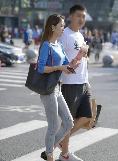 火了一种新穿法，“牛仔裤+奶奶鞋”，中年女士太会“玩”了！