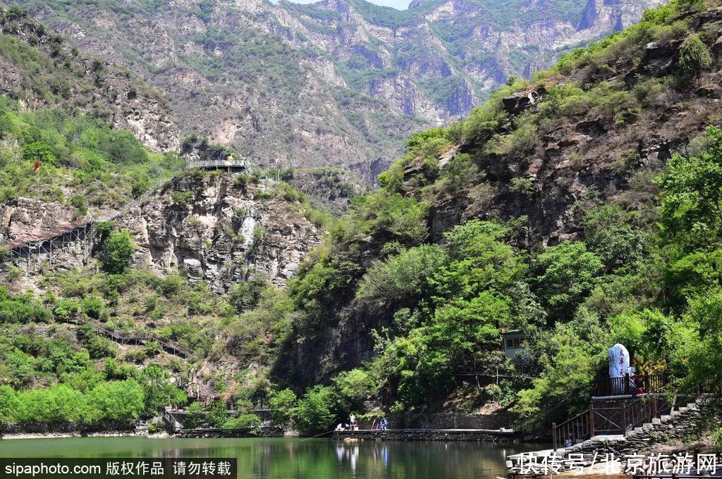 猕猴谷|北京有个彩虹色的“天池”？有天池大瀑布，还能走进猕猴的家