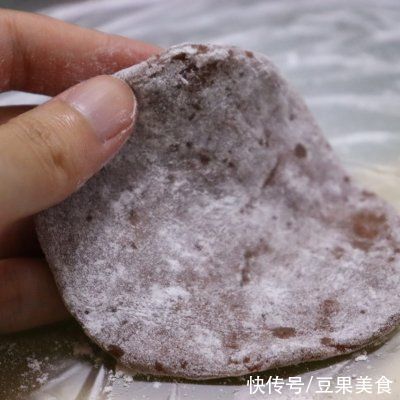 家常菜|#巨下饭的家常菜#巧克力冰皮月饼：乳香四溢的奶黄馅儿