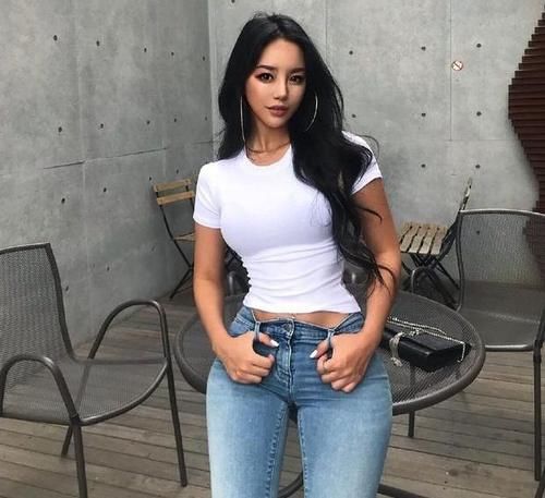 美女|漂亮的紧身牛仔裤小姐姐，时尚百搭，展现好气质！
