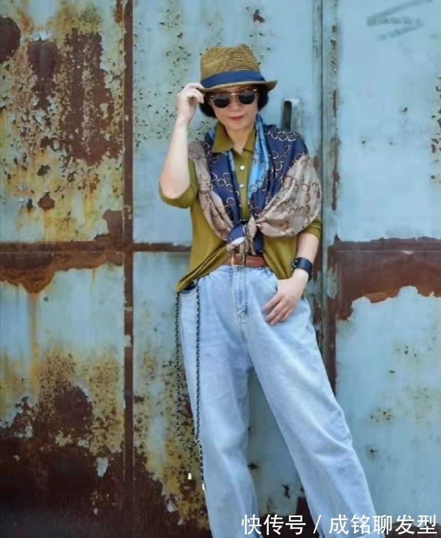 裙装|女人过了五十岁后,最好别穿得太“花哨”,既掉档次又显得俗气