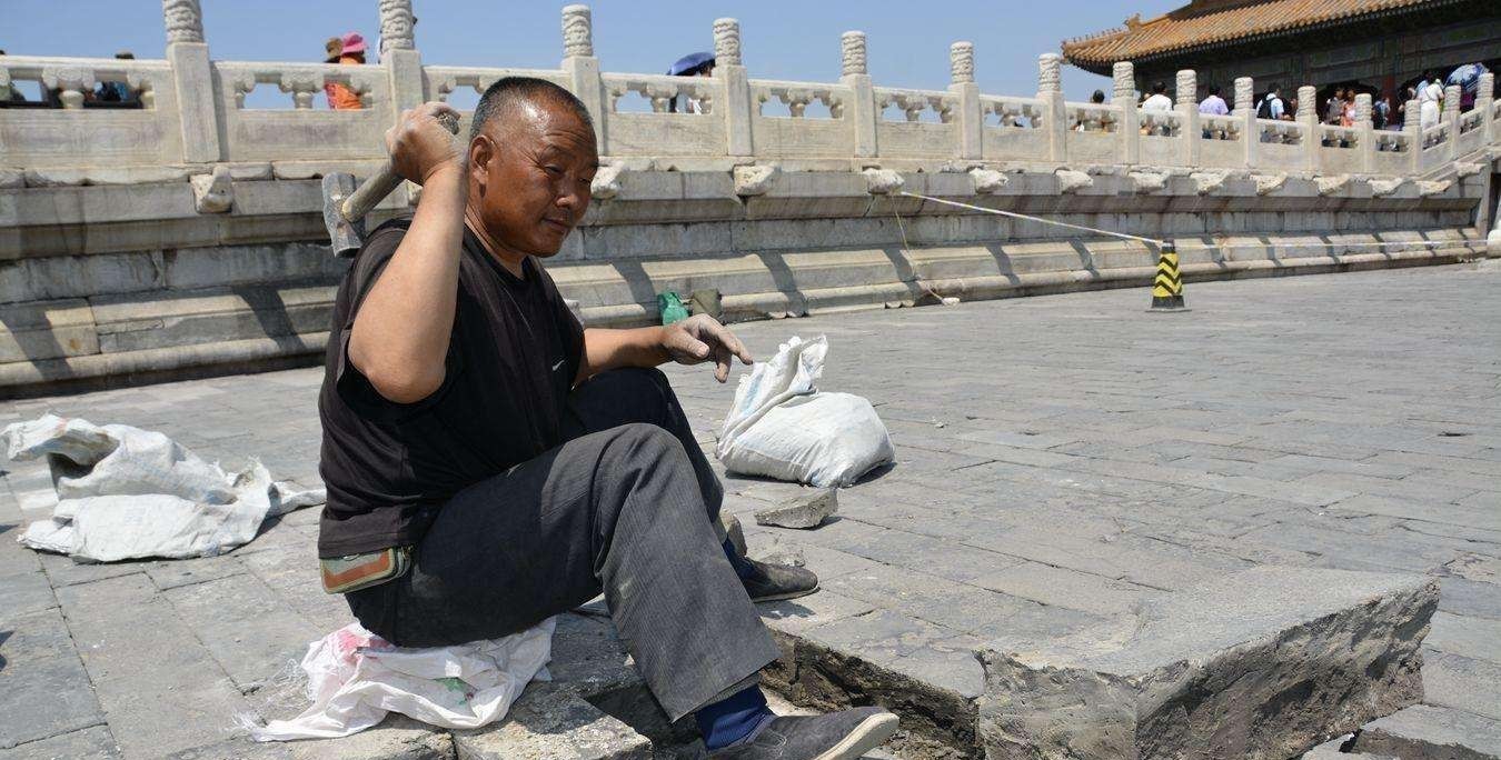 故宫的地砖裂缝了,打开后发现1个天大的秘密,专家:朱棣真狠