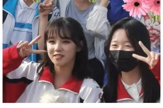 宋雨琦回母校打卡最爱的披萨店,尺寸惊人,网友:确定吃得完?