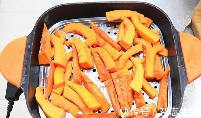 南瓜里打2个鸡蛋,竟然这么好吃教你10分钟快速搞定全家早餐