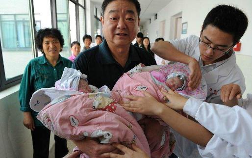 婆婆|双胞胎出生后,一个吃母乳,一个喝奶粉,5个月后差别不是一般大