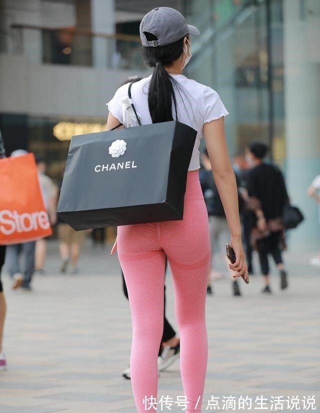 裤子 收放得体的瑜伽裤更加清新靓丽,穿出你对时尚的态度,时尚达人!