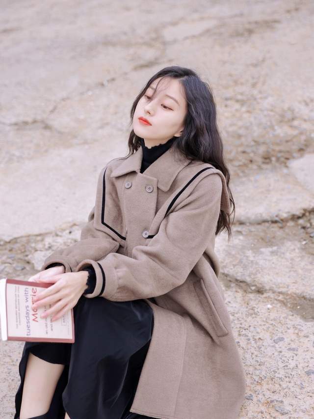 羽绒服|今冬流行的“小黑裙”正火,搭配上大衣和羽绒服都超美,高级时髦