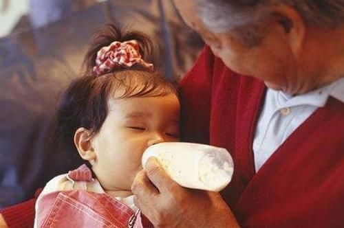 宝妈|6岁女儿送去奶奶家,两个月后再见女儿时,宝妈心疼宝爸笑弯了腰