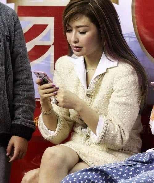 纹身|她是易建联的老板娘,背部纹身性感,年过40仍是韵味十足