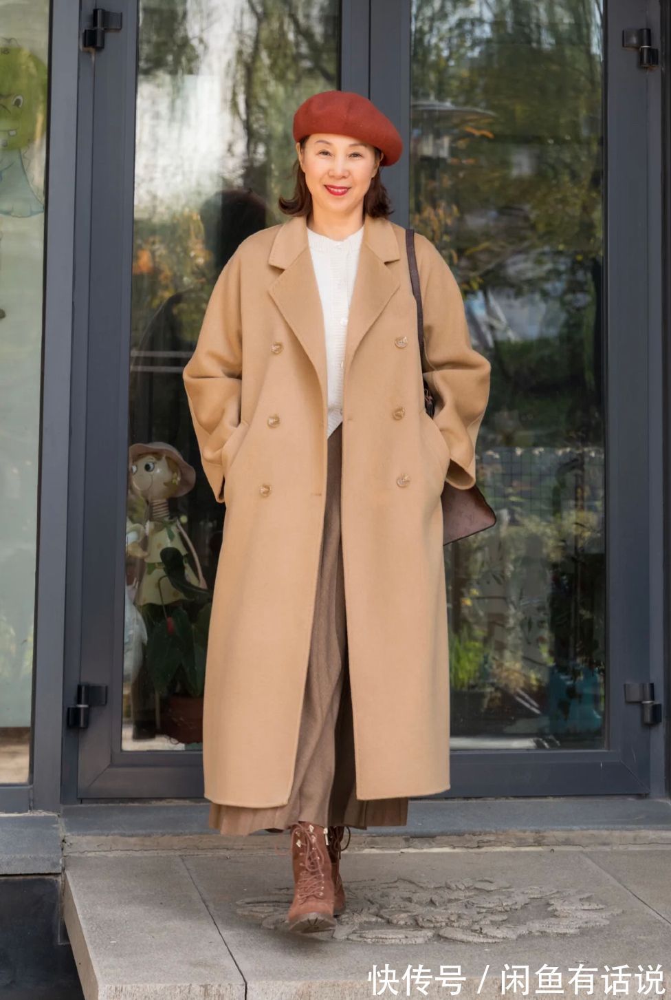牛仔蓝|上了年纪怎么穿“驼色大衣”?学65岁博主这么搭,优雅减龄又高级