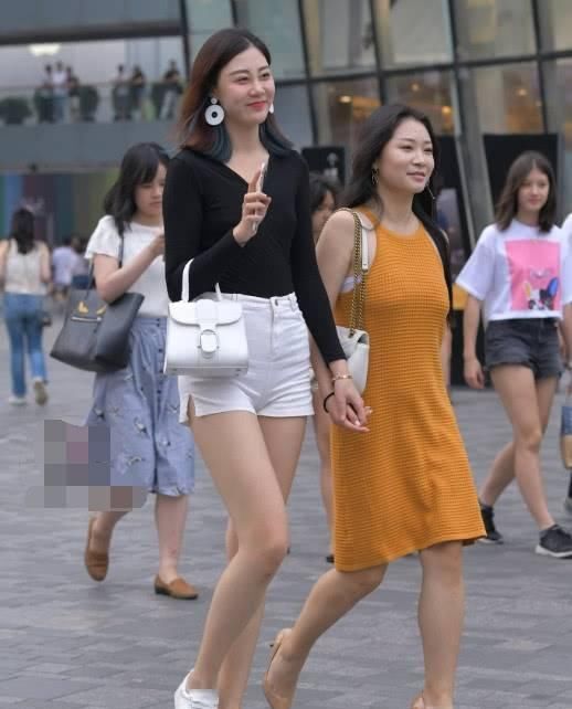白色|街拍美女白色紧身超短裤妹子魅力大白腿,和闺蜜手拉手真是有料