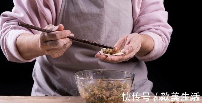 包饺子别只会用手捏，太麻烦了，教你一招，1分钟一抽屉还不脏手！