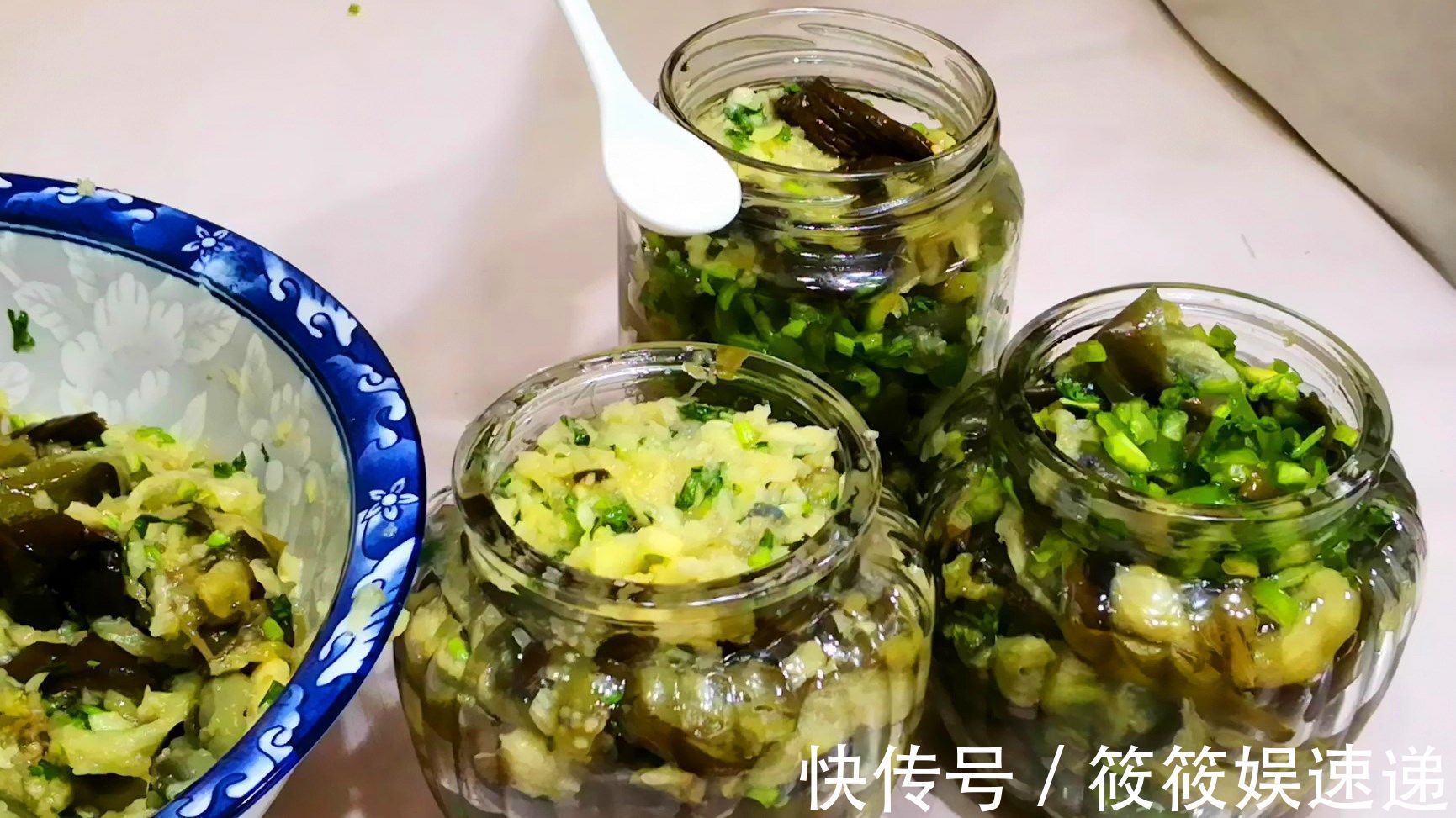 入秋后,遇到此菜我从不手软,5块钱买10斤,腌好后冬天吃特香