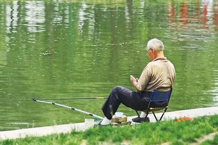 老年人钓鱼应该注意4个问题