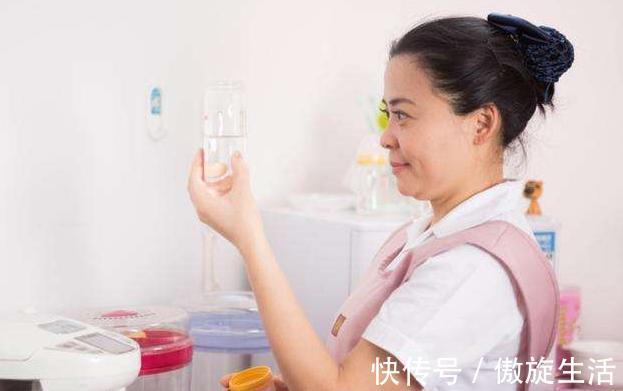 身体状况|宝宝越来越粘人,细心妈妈看监控得知真相,原来遇见了''狼保姆''