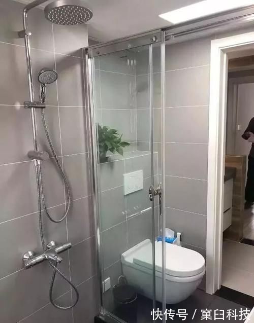 实用|老公不听劝非要在门口砌半堵墙，装好后发现太实用了，晒晒！